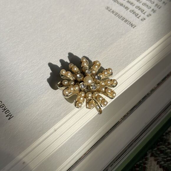 Vintage | Pearl Flower Vintage Clasp Earring - Picture 1 of 4